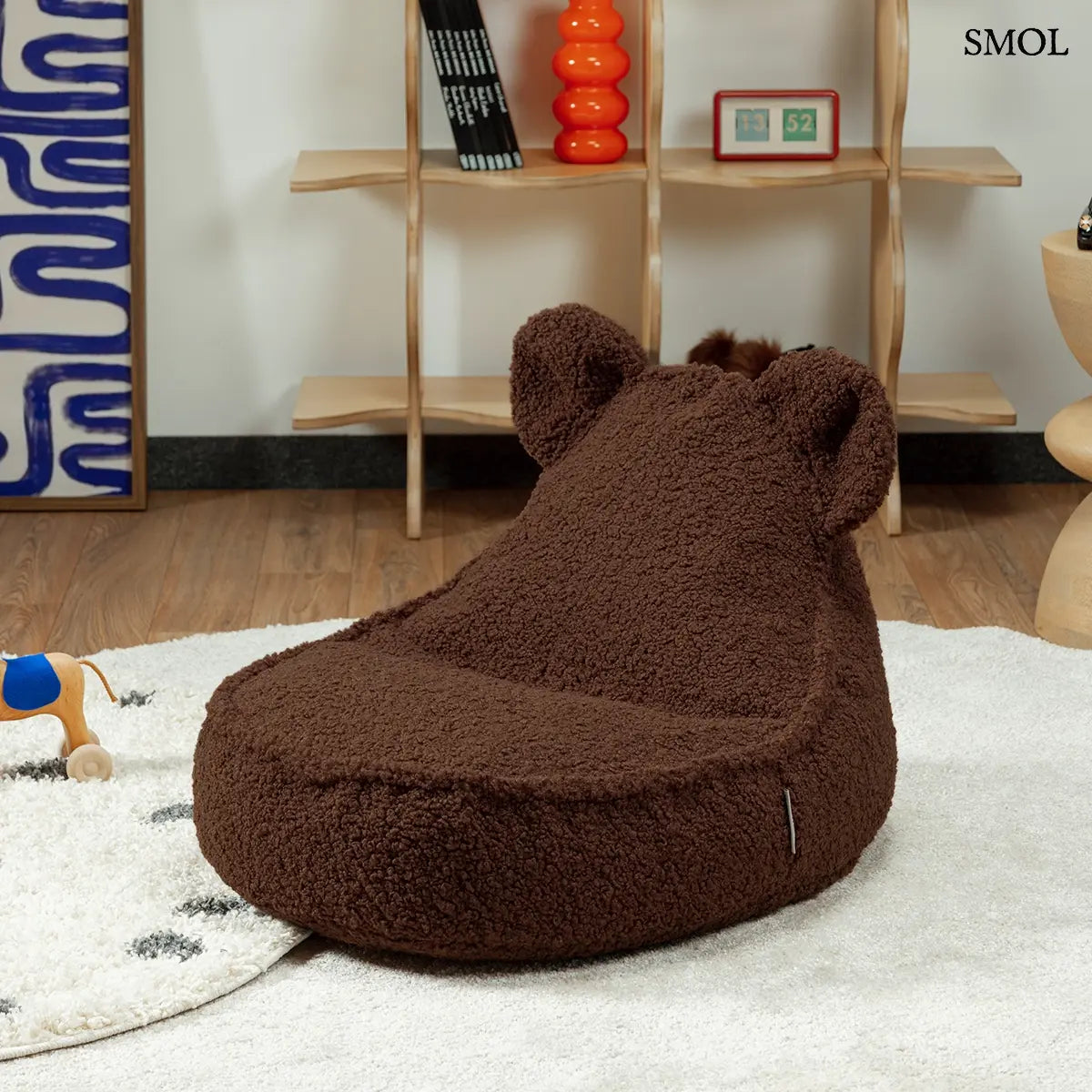 Barna színű, puha teddy anyagú gyerek babzsákfotel mackófülekkel, gyerekszobában