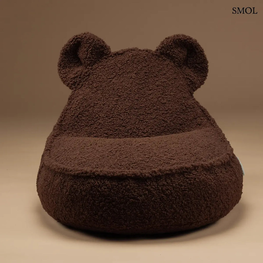 Barna színű, puha teddy anyagú gyerek babzsákfotel mackófülekkel, barna háttérrel, szemből