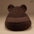 Barna színű, puha teddy anyagú gyerek babzsákfotel mackófülekkel, barna háttérrel, szemből