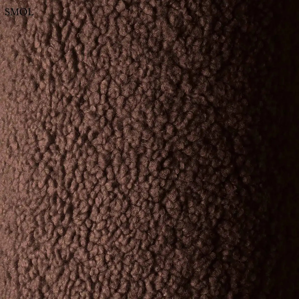 Barna színű, puha teddy anyagú gyerek babzsákfotel mackófülekkel, teddy anyag nagyítva