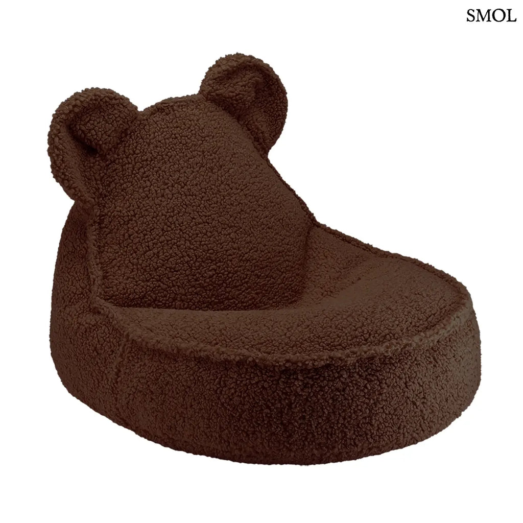 Barna színű, puha teddy anyagú gyerek babzsákfotel mackófülekkel, fehér háttérrel