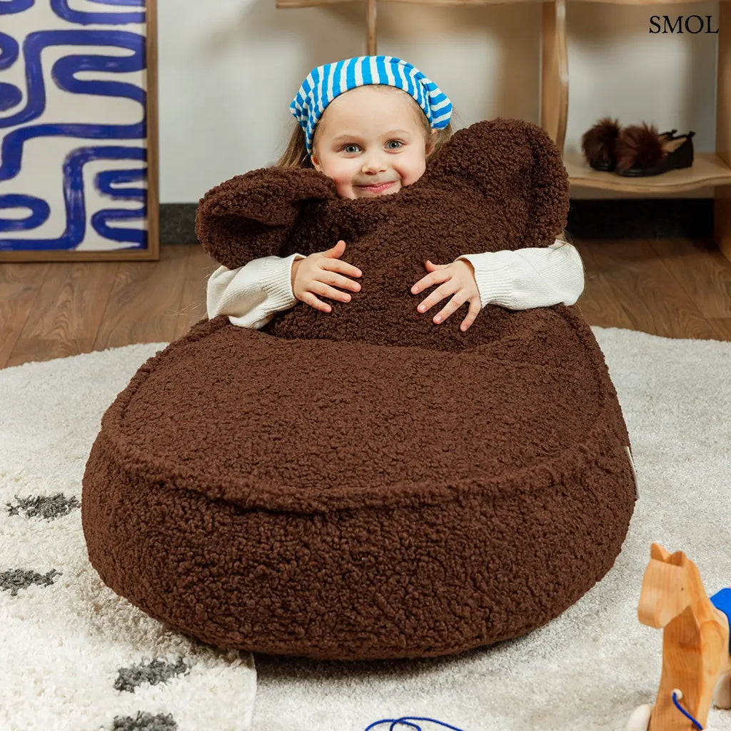 Barna színű, puha teddy anyagú gyerek babzsákfotel mackófülekkel, hátulról ölelő gyerekkel