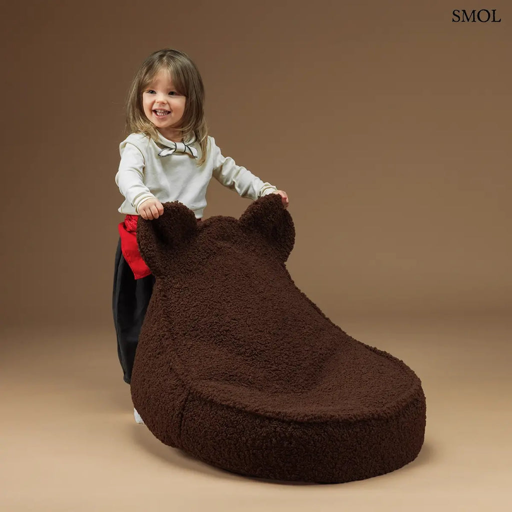 Barna színű, puha teddy anyagú gyerek babzsákfotel mackófülekkel, fülénél cipelő gyerekkel