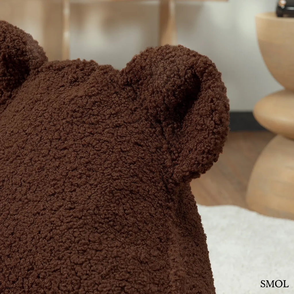 Barna színű, puha teddy anyagú gyerek babzsákfotel mackófülekkel, fülek nagyítva