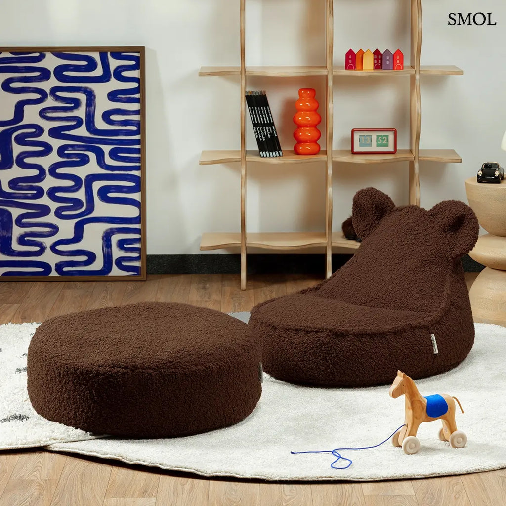 Barna színű, puha teddy anyagú gyerek babzsákfotel mackófülekkel, szettben gyerekszobában