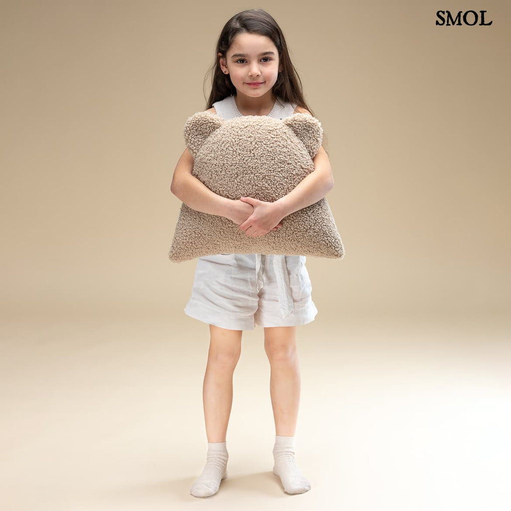 Gyerek mackós párna | BISCUIT, mackó alakú gyerekpárna - SMOL - ölelő gyerekkel