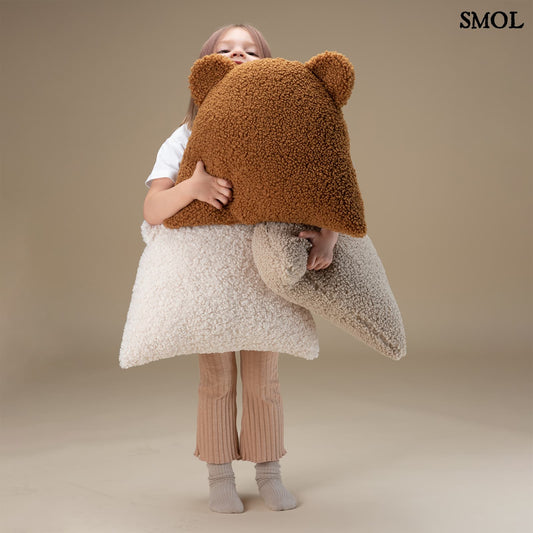 Gyerek mackós párna | MAPLE - SMOL - három mackós párnát ölelő gyerek