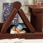 Barna, bársonyos tapintású kilencrészes gyerekkanapé henger és kerek párnákkal, puha teddy szövet borítással, sátornak megépítve