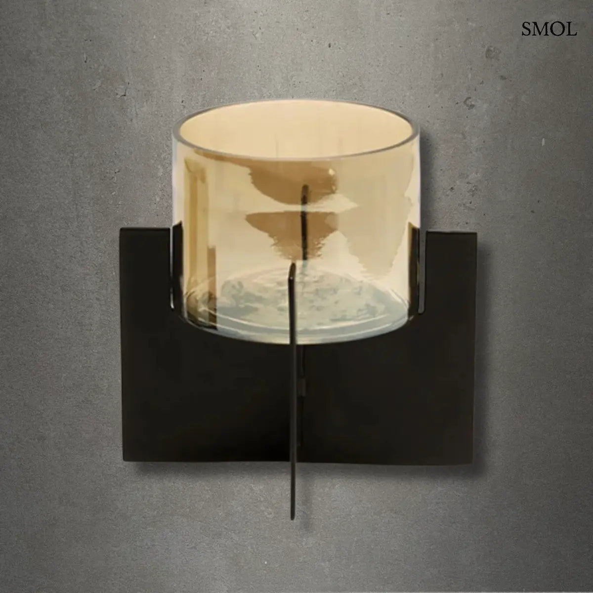 Modern fekete fém vázas gyertyatartó füstszínű üvegpohárral, minimalista design lámpás, szürke háttérrel