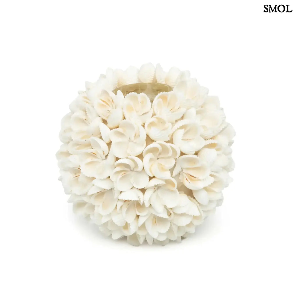 FLOWER POWER kagyló gyertyatartó, L méret, kézzel készült, gömb alakú, natúr fehér színű boho dekoráció kagylóvirág mintával fehér háttérrel