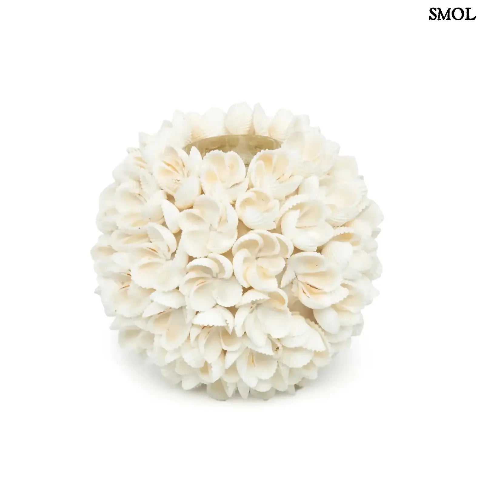 FLOWER POWER kagyló gyertyatartó, L méret, kézzel készült, gömb alakú, natúr fehér színű boho dekoráció kagylóvirág mintával fehér háttérrel