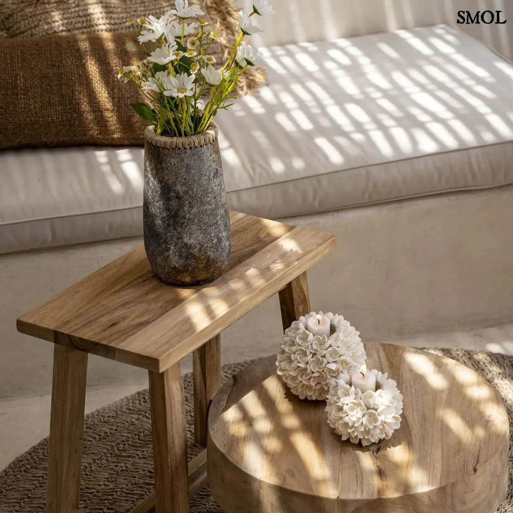 FLOWER POWER kagyló gyertyatartó, L méret, kézzel készült, gömb alakú, natúr fehér színű boho dekoráció kagylóvirág mintával kisasztalon, nappaliban