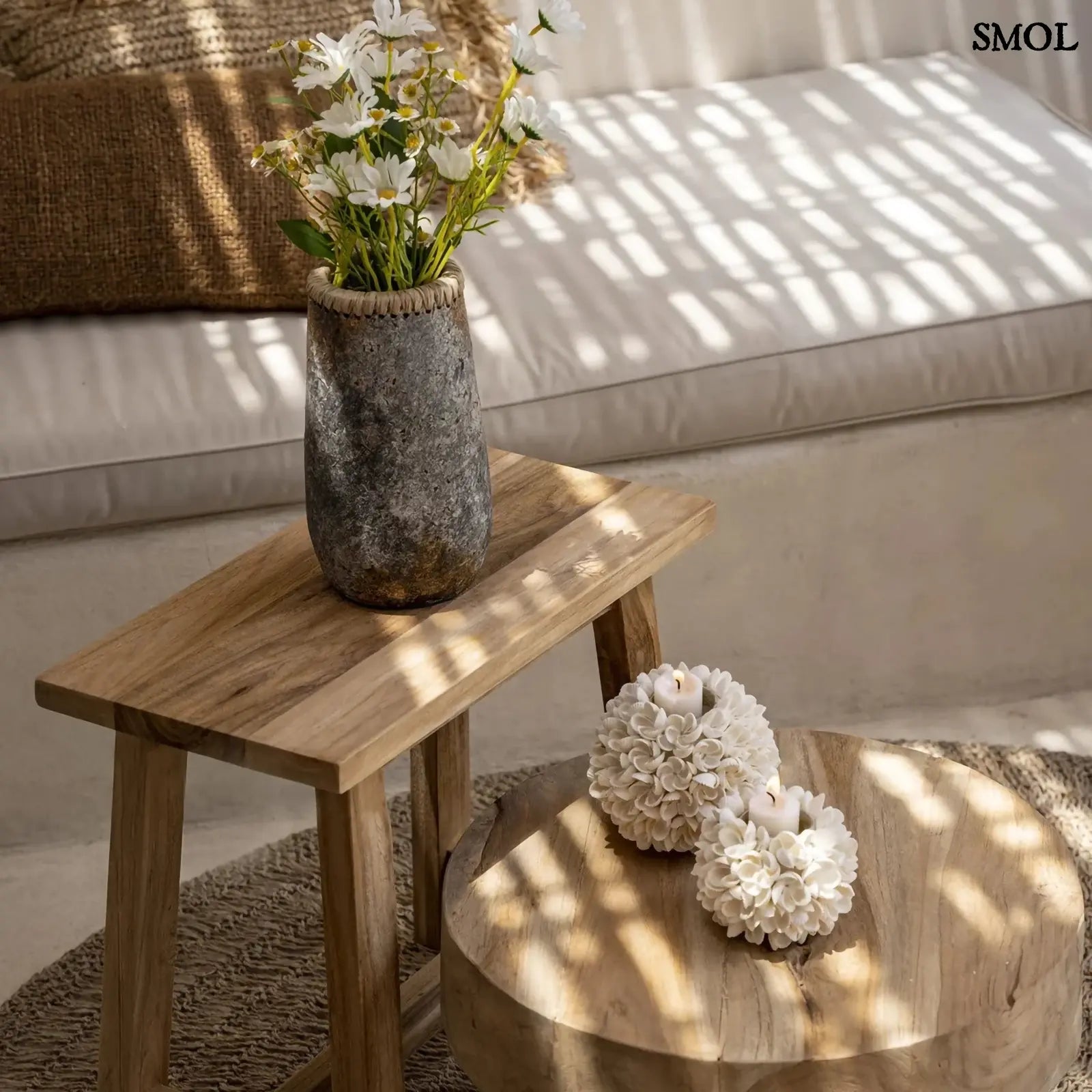 FLOWER POWER kagyló gyertyatartó, L méret, kézzel készült, gömb alakú, natúr fehér színű boho dekoráció kagylóvirág mintával kisasztalon, nappaliban