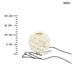 FLOWER POWER kagyló gyertyatartó, L méret, kézzel készült, gömb alakú, natúr fehér színű boho dekoráció kagylóvirág mintával méretarányosan