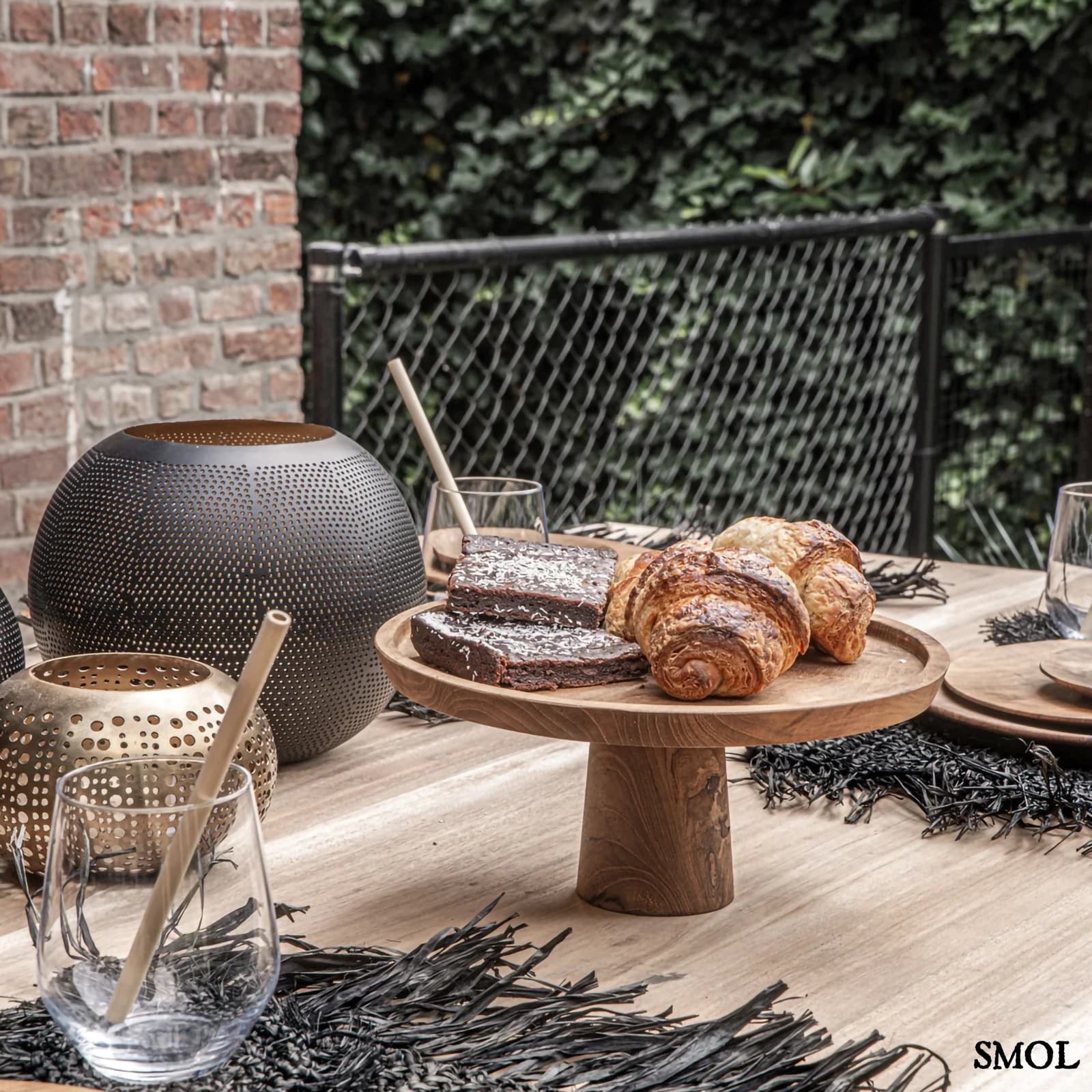 Gyertyatartó Pierced Ball, L méret, áttört réz, fekete-arany étkezőasztalon, süteményekkel