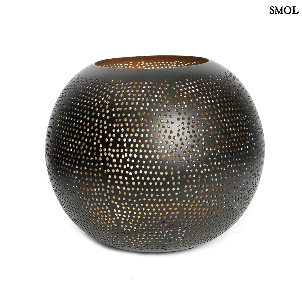 Gyertyatartó Pierced Ball, L méret, áttört réz, fekete-arany fehér háttérrel