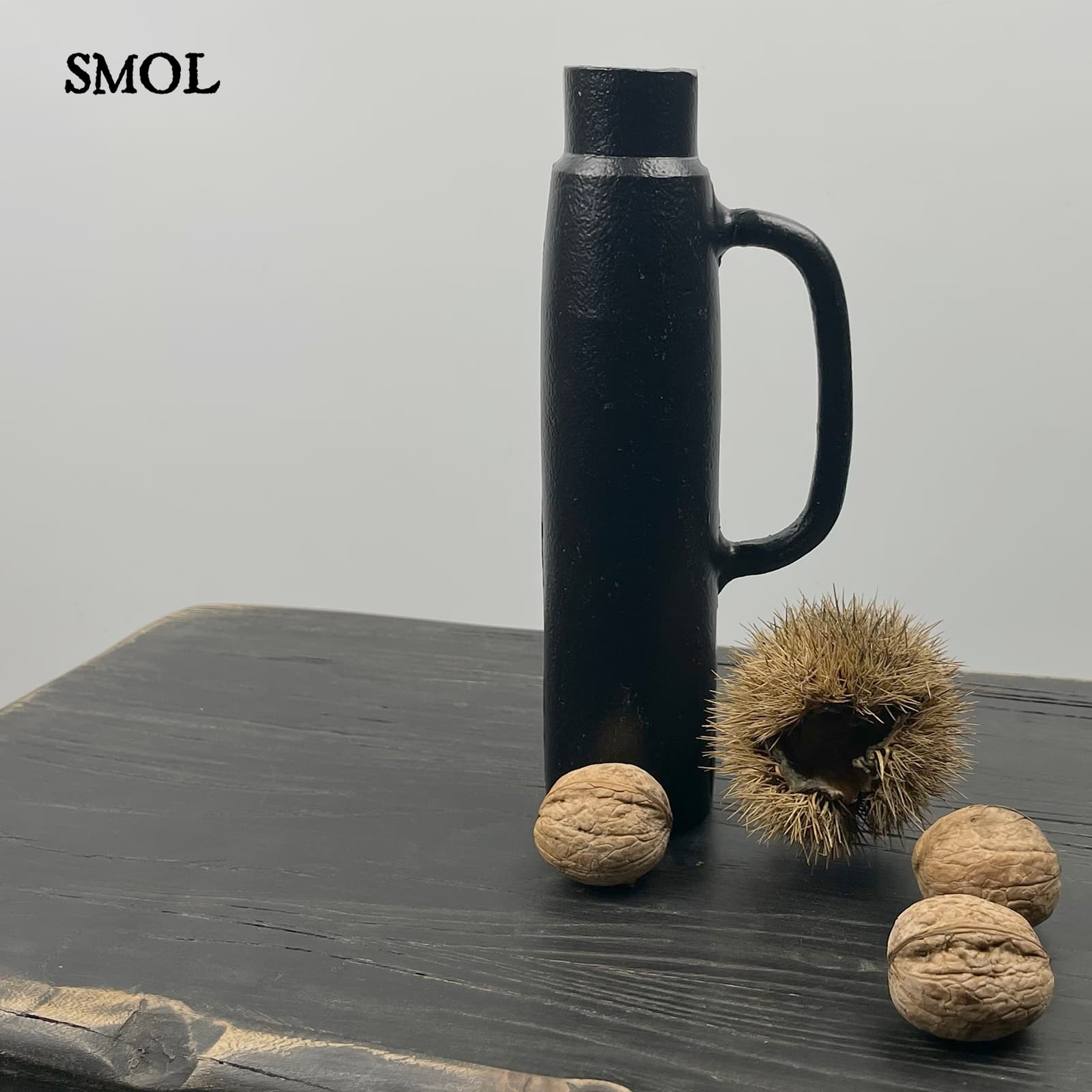 Gyertyatartó és váza - fekete, fém, 20cm | OPPO - smol.hu - fekete kisasztalon, termésekkel
