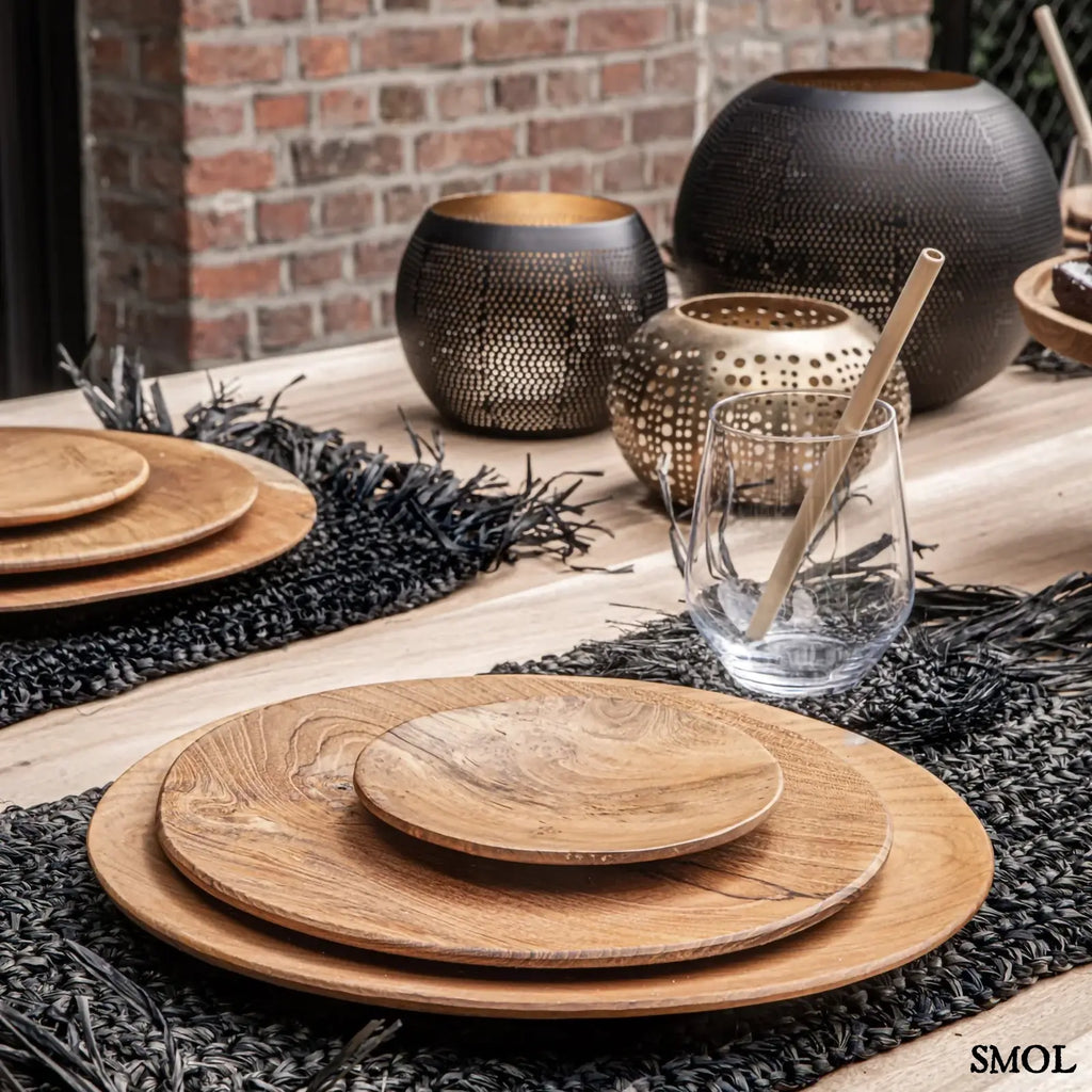 Fekete-arany színű, XL méretű fém gömb gyertyatartó, több méretben és formában étkezőasztalon