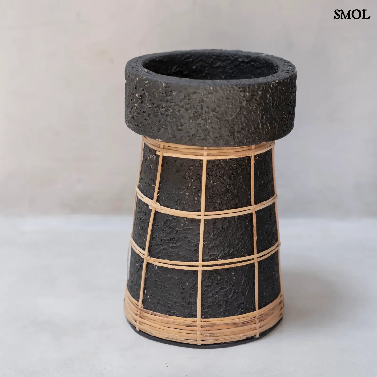 Gyertyatartó – fekete terrakotta, rattan, L | SERENE | SMOL - szürke háttérrel