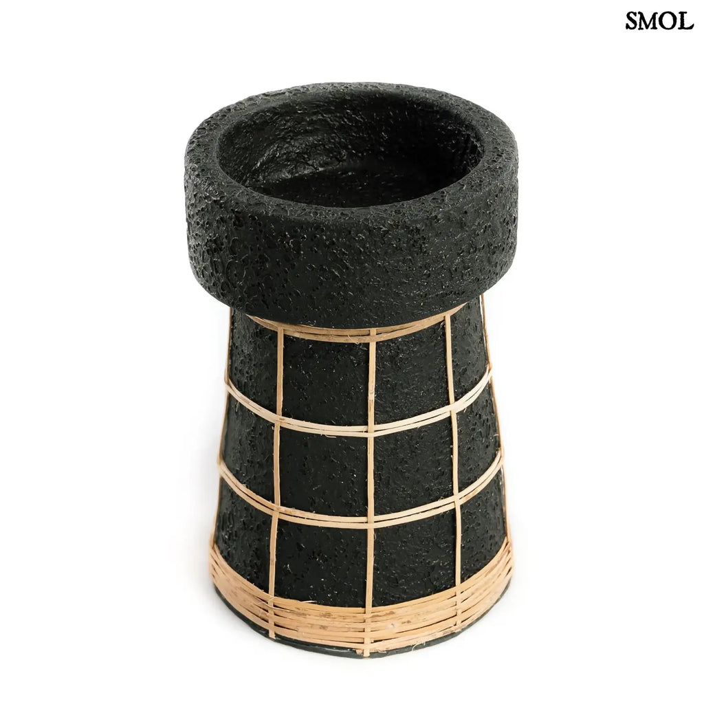 Gyertyatartó – fekete terrakotta, rattan, L | SERENE | SMOL - fehér háttérrel