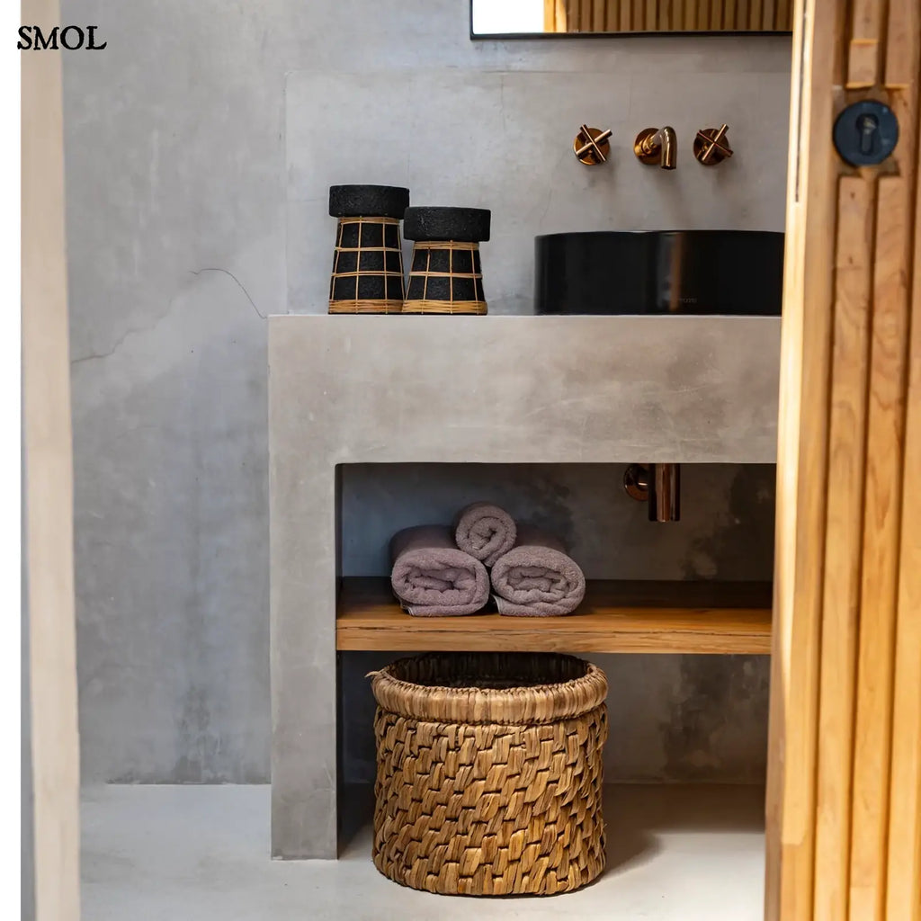 Gyertyatartó – fekete terrakotta, rattan, L | SERENE | SMOL - fürdőszobában, két méretben 