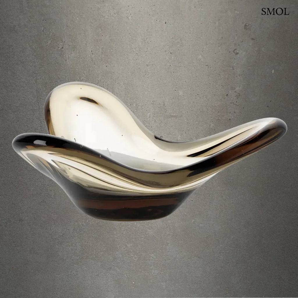 LIQUID FORM gyertyatartó füstös üvegből, hullámforma, organikus – 16,5 × 8 × 16,5 cm, szürke háttérrel