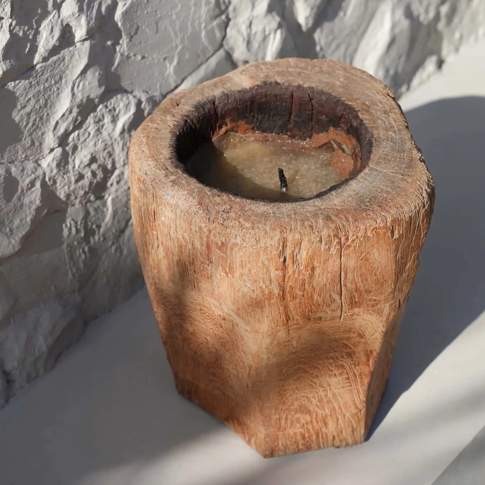 Rusztikus, masszív fatörzs Gyertyatartó (TRUNK) natúr fa kaspóból. XXL méretű, egyedi, sárga viasszal részben töltve, szürke fal előtt