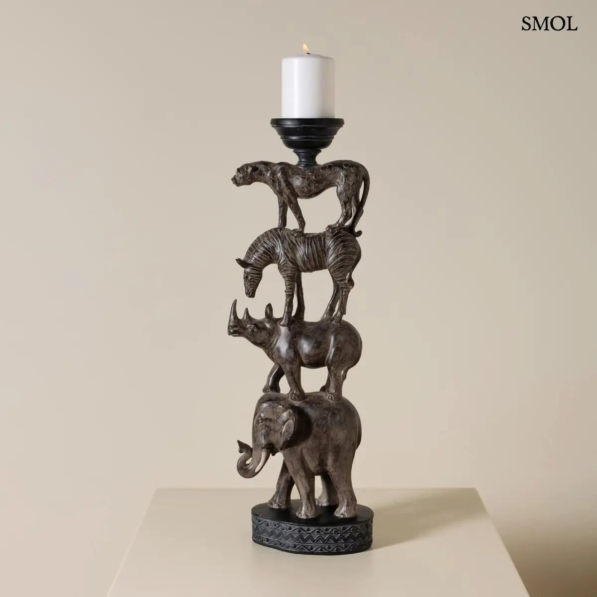 Afrikai totem gyertyatartó szobor egymásra rakott állatokkal, szürke polirezin, 56 cm, vastag gyertyával