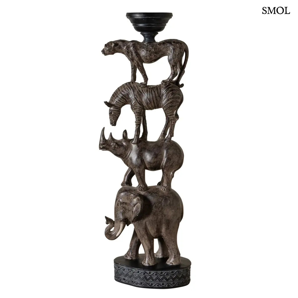Afrikai totem gyertyatartó szobor egymásra rakott állatokkal, szürke polirezin, 56 cm, fehér háttérrel
