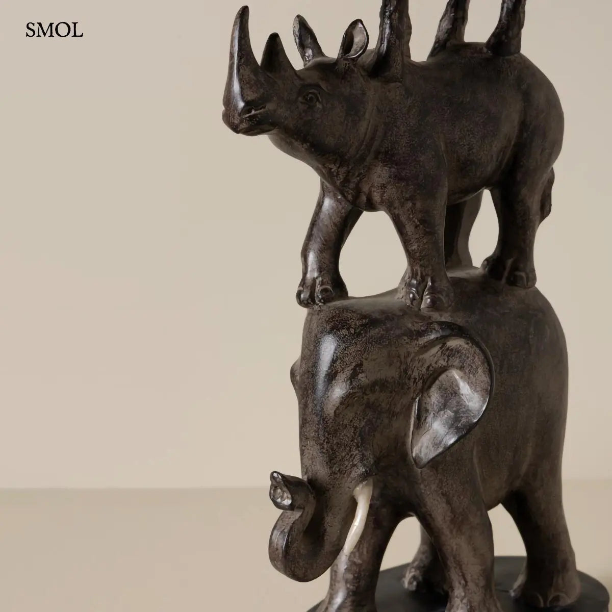 Afrikai totem gyertyatartó szobor egymásra rakott állatokkal, szürke polirezin, 56 cm, elefánt és orrszarvú nagyítva