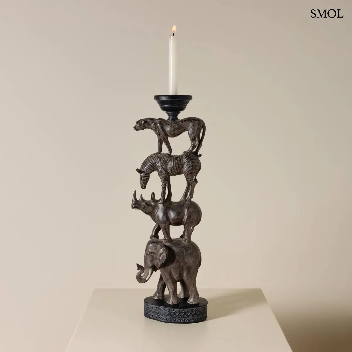 Afrikai totem gyertyatartó szobor egymásra rakott állatokkal, szürke polirezin, 56 cm, vékony gyertyával