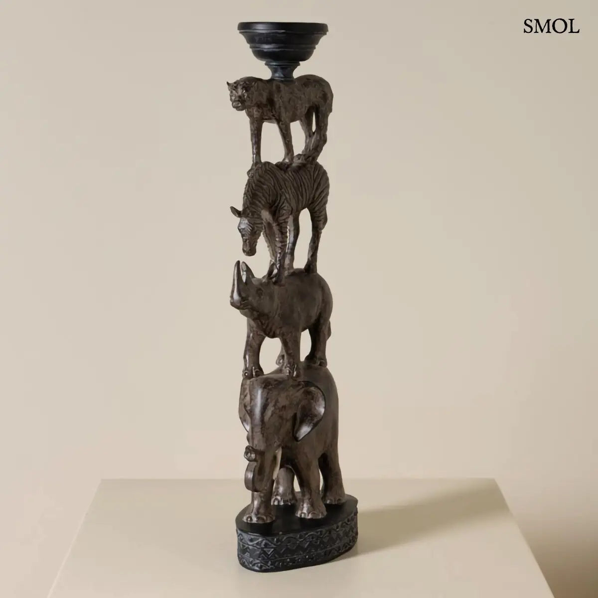 Afrikai totem gyertyatartó szobor egymásra rakott állatokkal, szürke polirezin, 56 cm, szemből