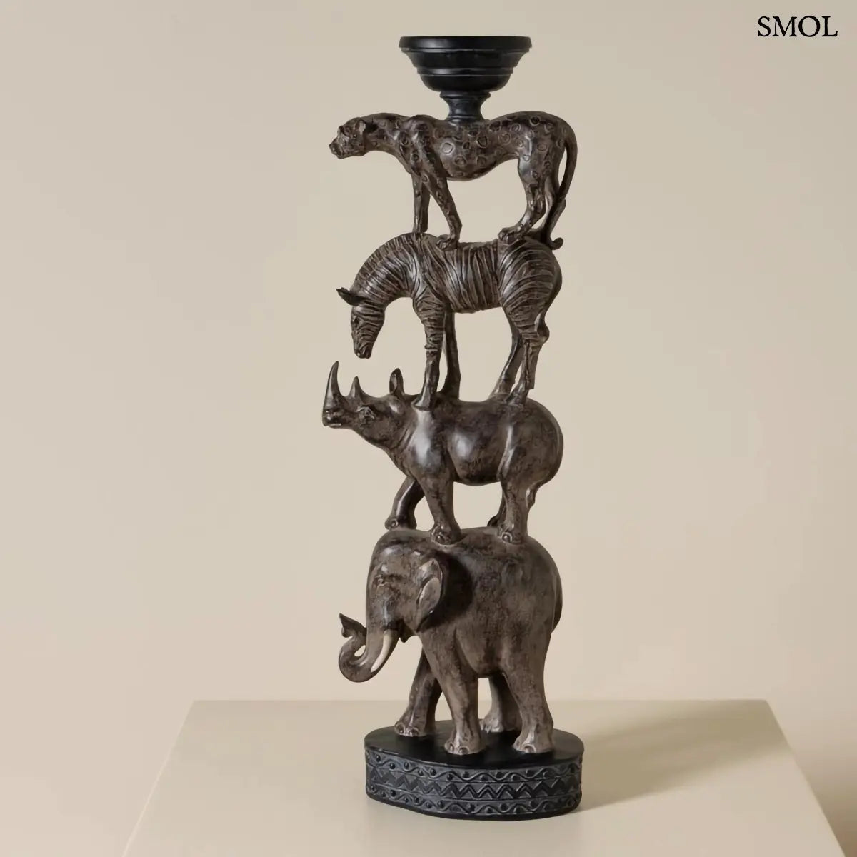 Afrikai totem gyertyatartó szobor egymásra rakott állatokkal, szürke polirezin, 56 cm, oldalról