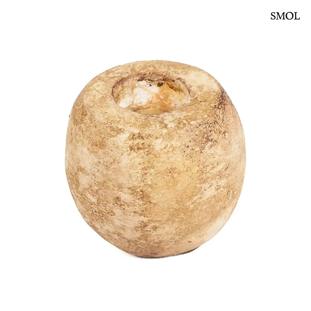 CAVESTONE gyertyatartó krém terrakottából, kerek forma – 13 × 12 cm, üresen, fehér háttérrel