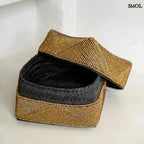 Arany színű, kézzel gyöngyözött tárolókosár bambusz alapból, elcsúsztatott fedéllel