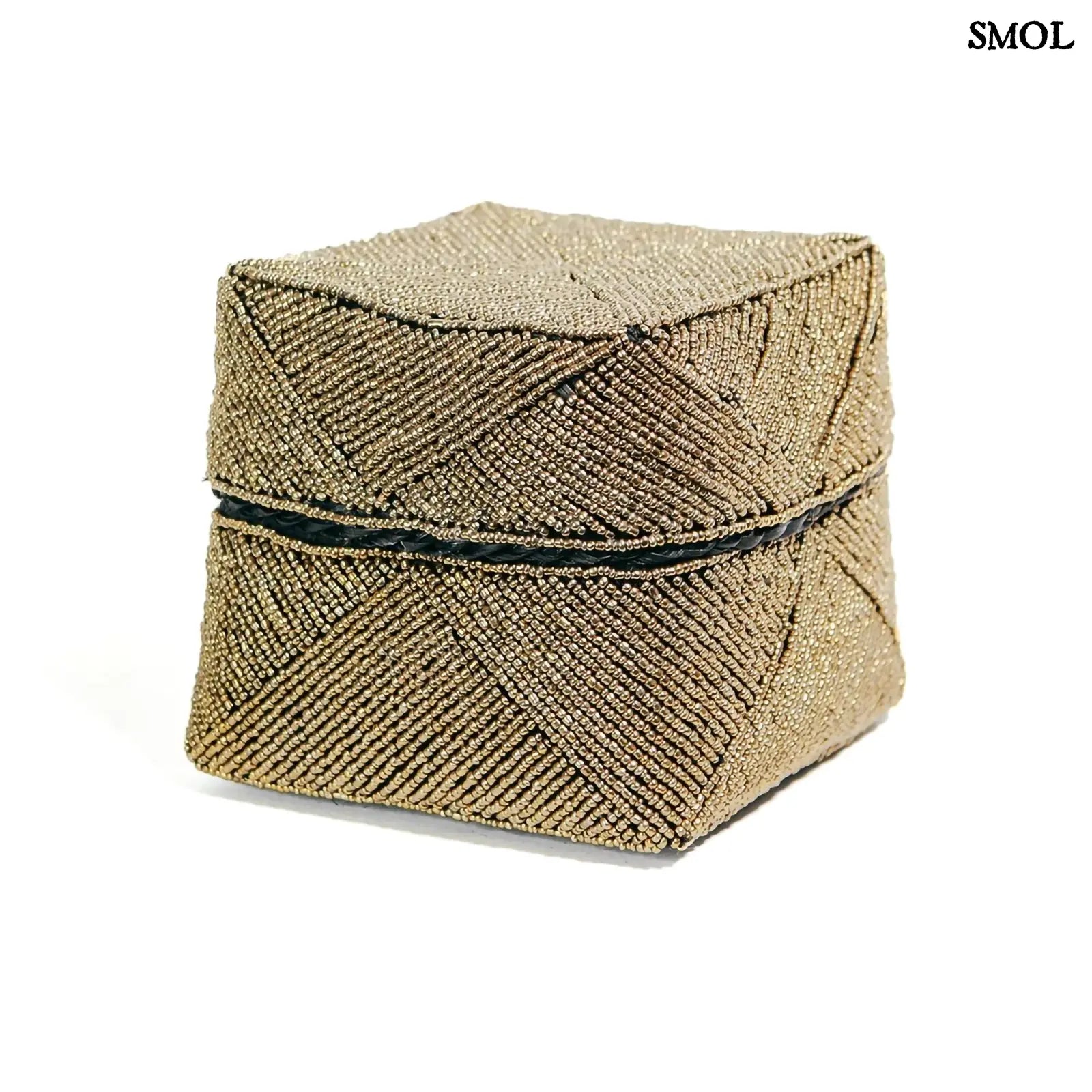 Arany színű, kézzel gyöngyözött tárolókosár bambusz alapból fehér háttérrel