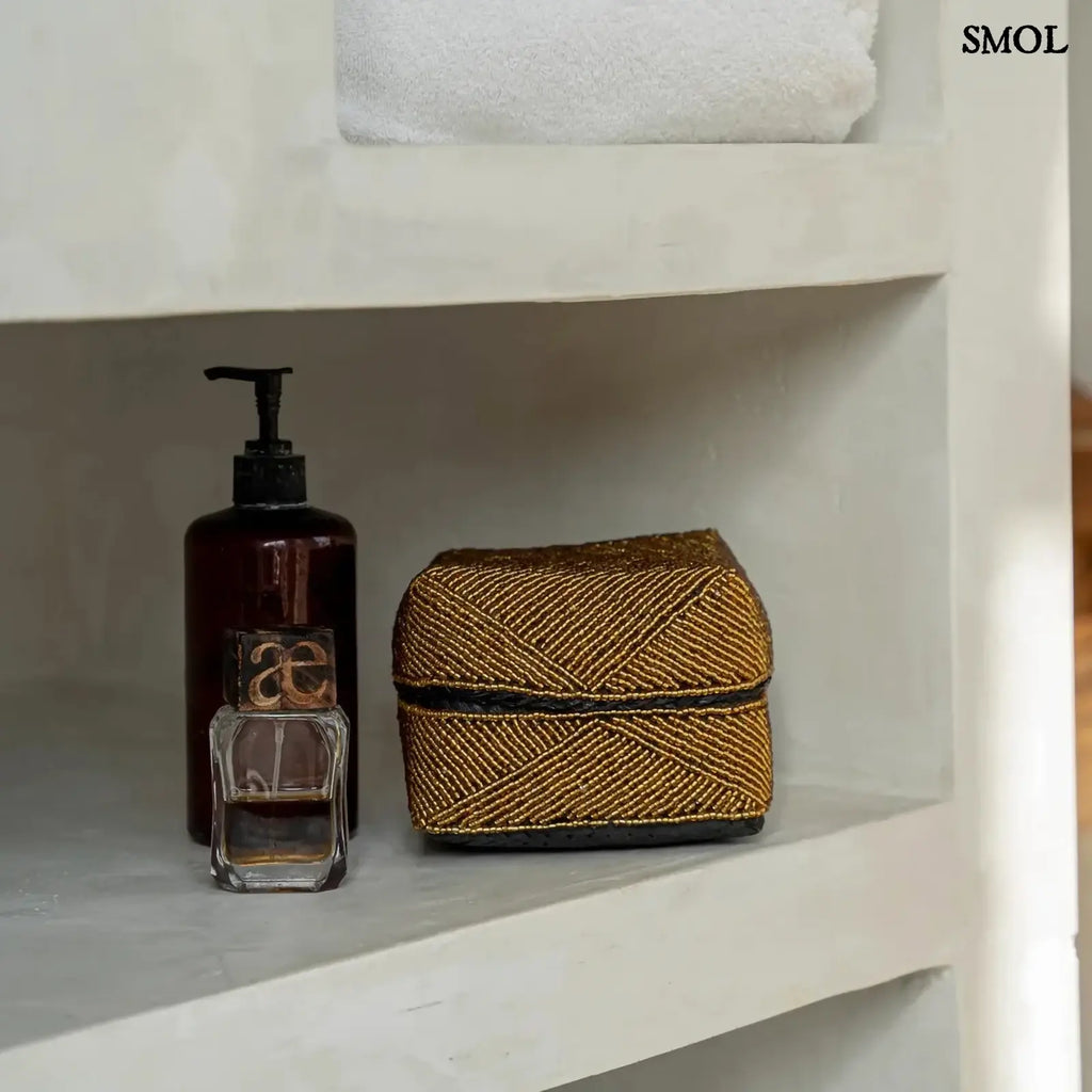 Arany színű, kézzel gyöngyözött tárolókosár bambusz alapból fürdőszobai tárolóként