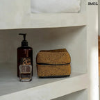 Arany színű, kézzel gyöngyözött tárolókosár bambusz alapból fürdőszobai tárolóként