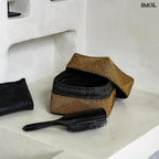 Arany színű, kézzel gyöngyözött tárolókosár bambusz alapból fésűvel