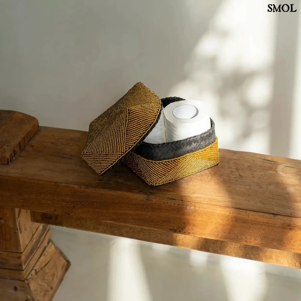 Arany színű, kézzel gyöngyözött tárolókosár bambusz alapból papírral