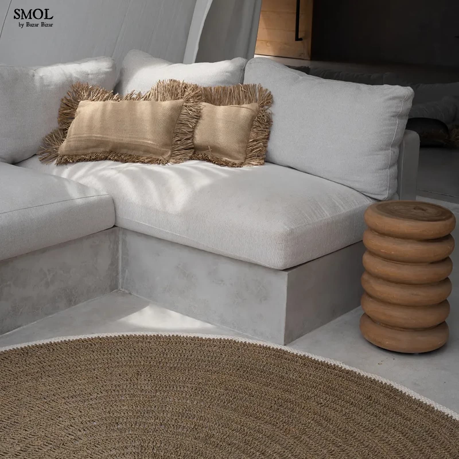 smol.hu-HOSEA, kerek szőnyeg fehér szegéllyel, ⌀ 150 cm szobában, kanapéval