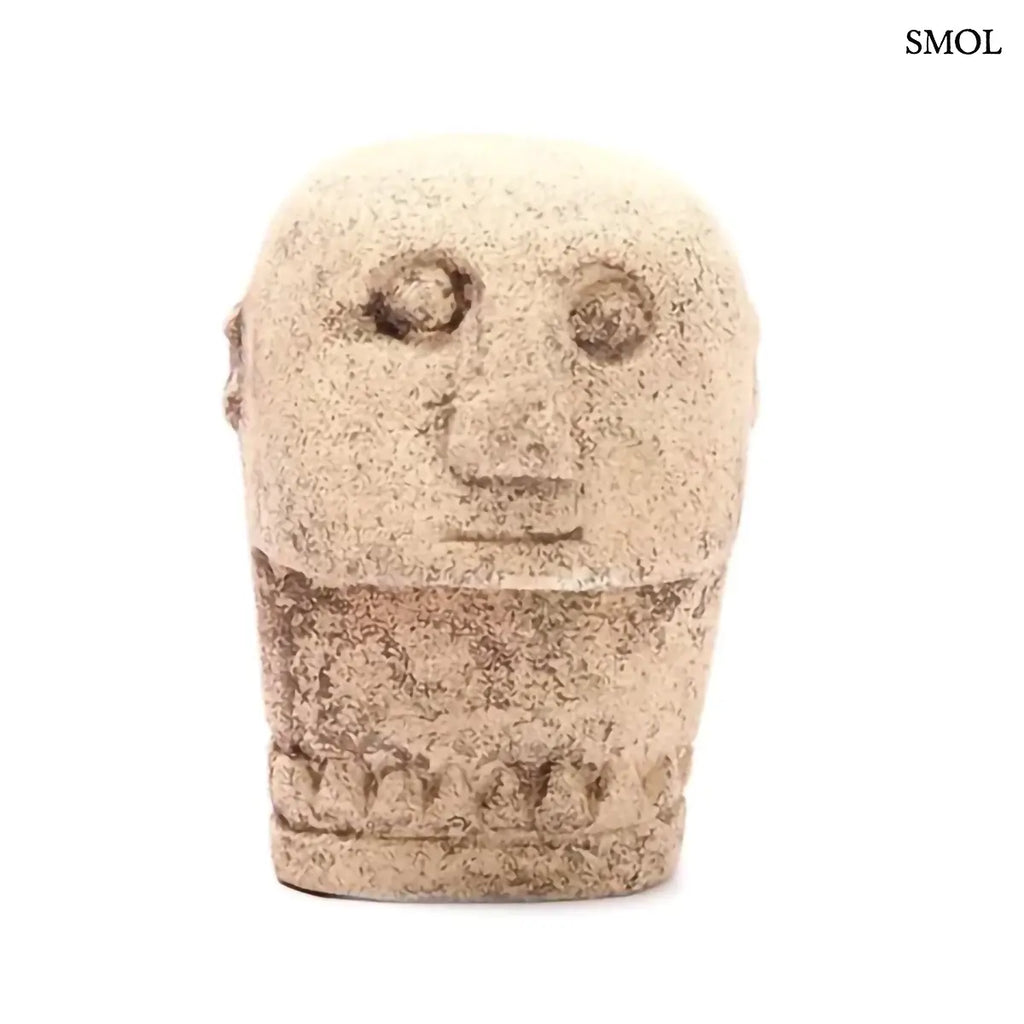 Natúr homokkő sumba szobor arcmintával, kézzel faragott, 10×9 cm, fehér háttérrel