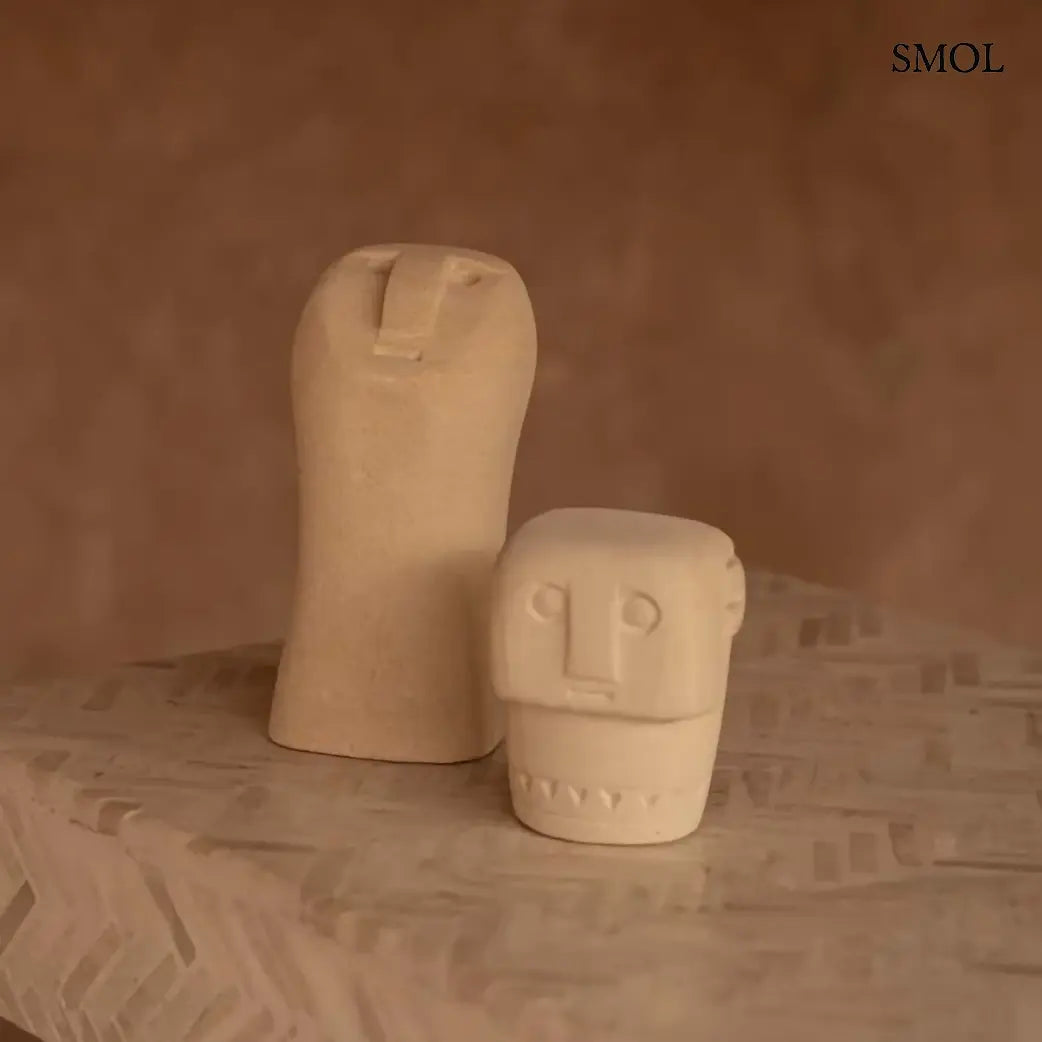 Natúr homokkő sumba szobor arcmintával, kézzel faragott, 10×9 cm, két hasonló szobor egymás mellett