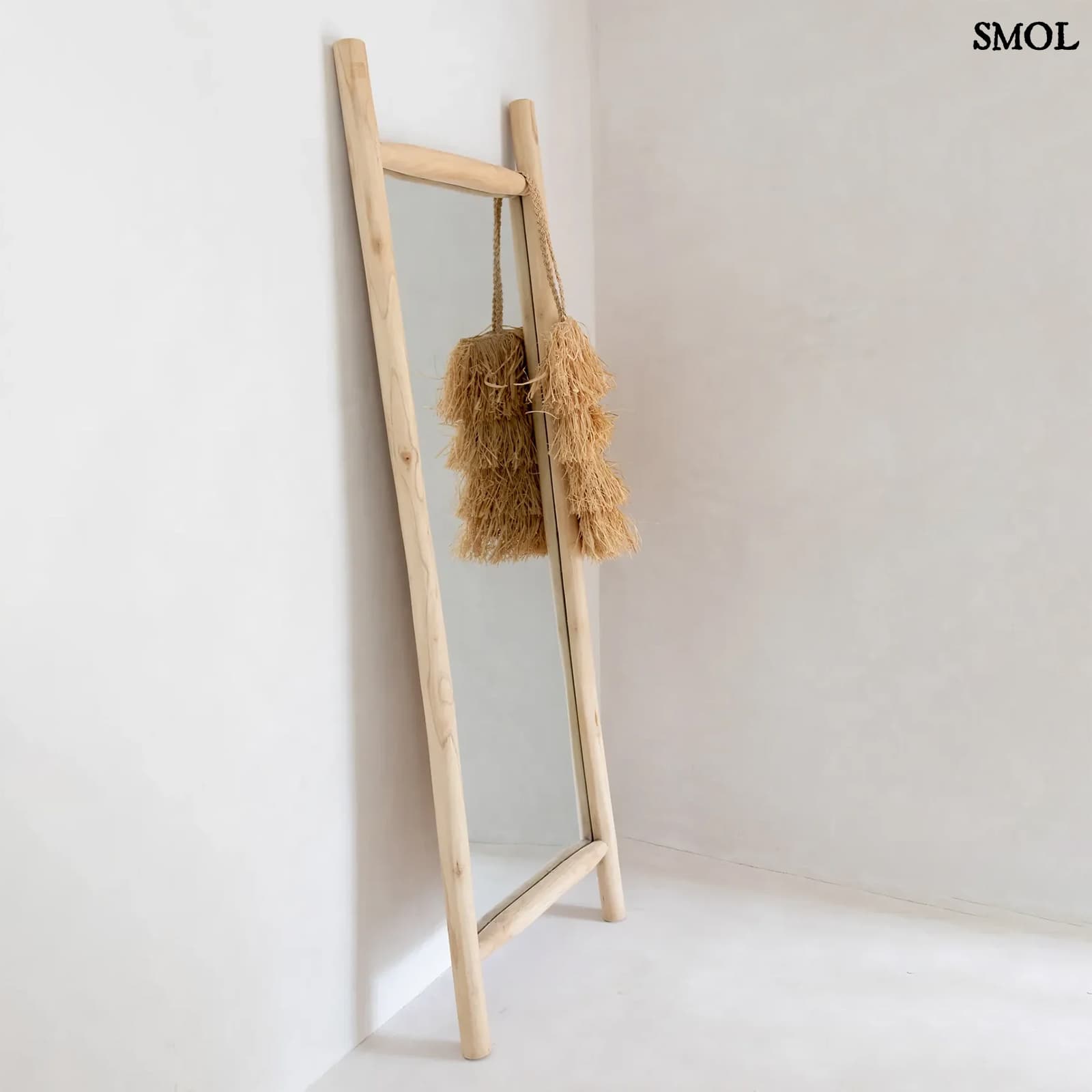 ISLAND, természetes teakfa állótükör, 170 cm - smol.hu  - falnak támasztva