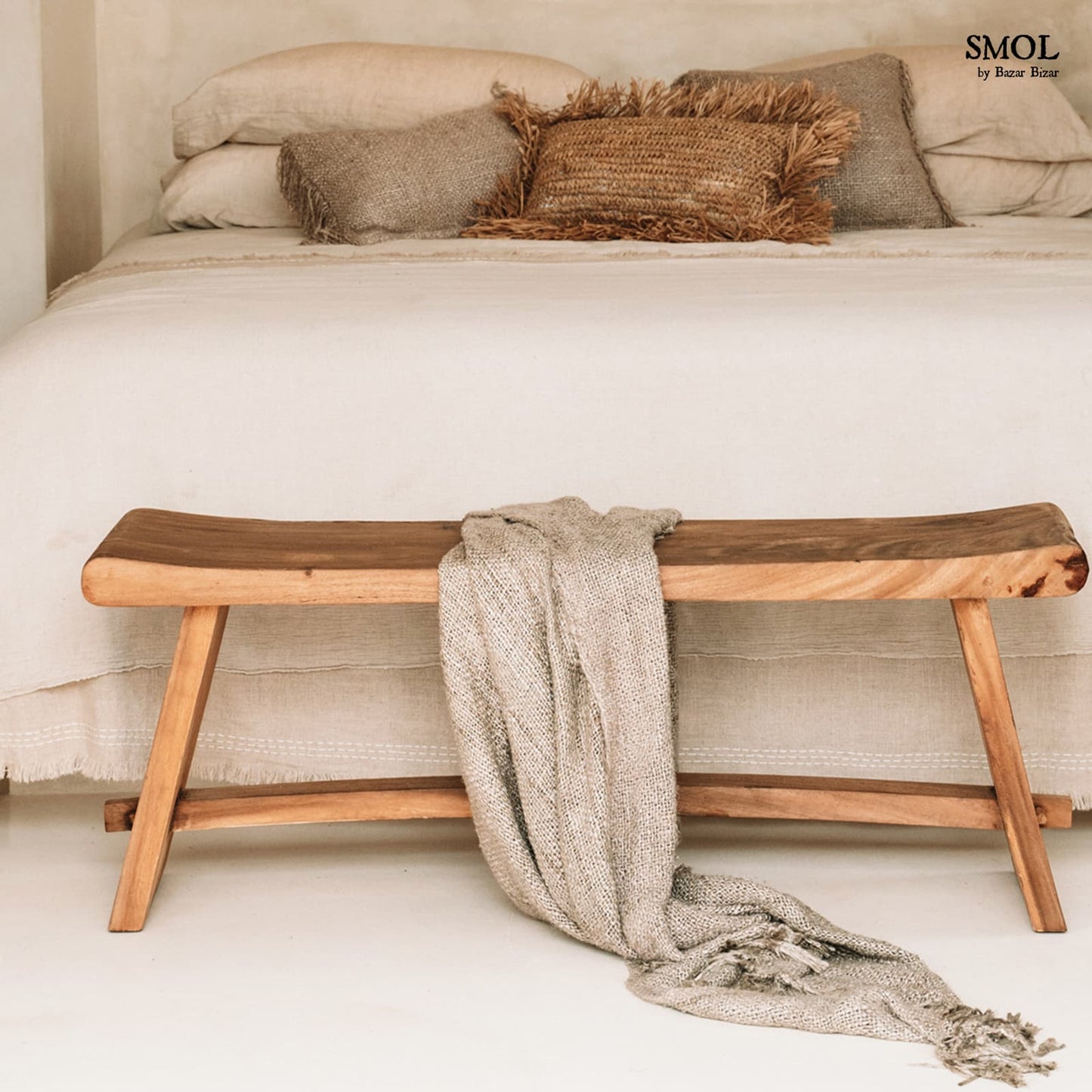 smol.hu -JACE, bézs takaró, 170x130 cm hálószobában, ágy előtt, padon