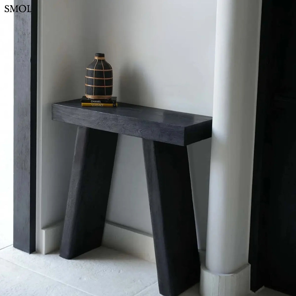 Japandi stílusú fekete teakfa konzolasztal tömör fából, minimalista kialakítással, előszobában, vázával