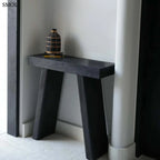 Japandi stílusú fekete teakfa konzolasztal tömör fából, minimalista kialakítással, előszobában, vázával