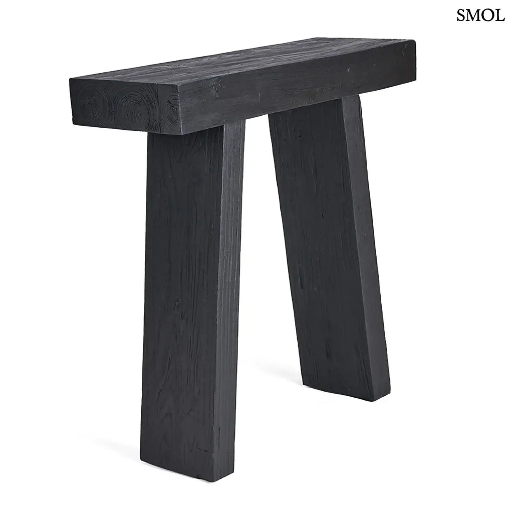 Japandi stílusú fekete teakfa konzolasztal tömör fából, minimalista kialakítással, ferdén