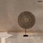 Kagyló dekoráció Guadeloupe, állványon, 55 cm magas, natúr fehér kagylókkal díszítve bézs háttérrel