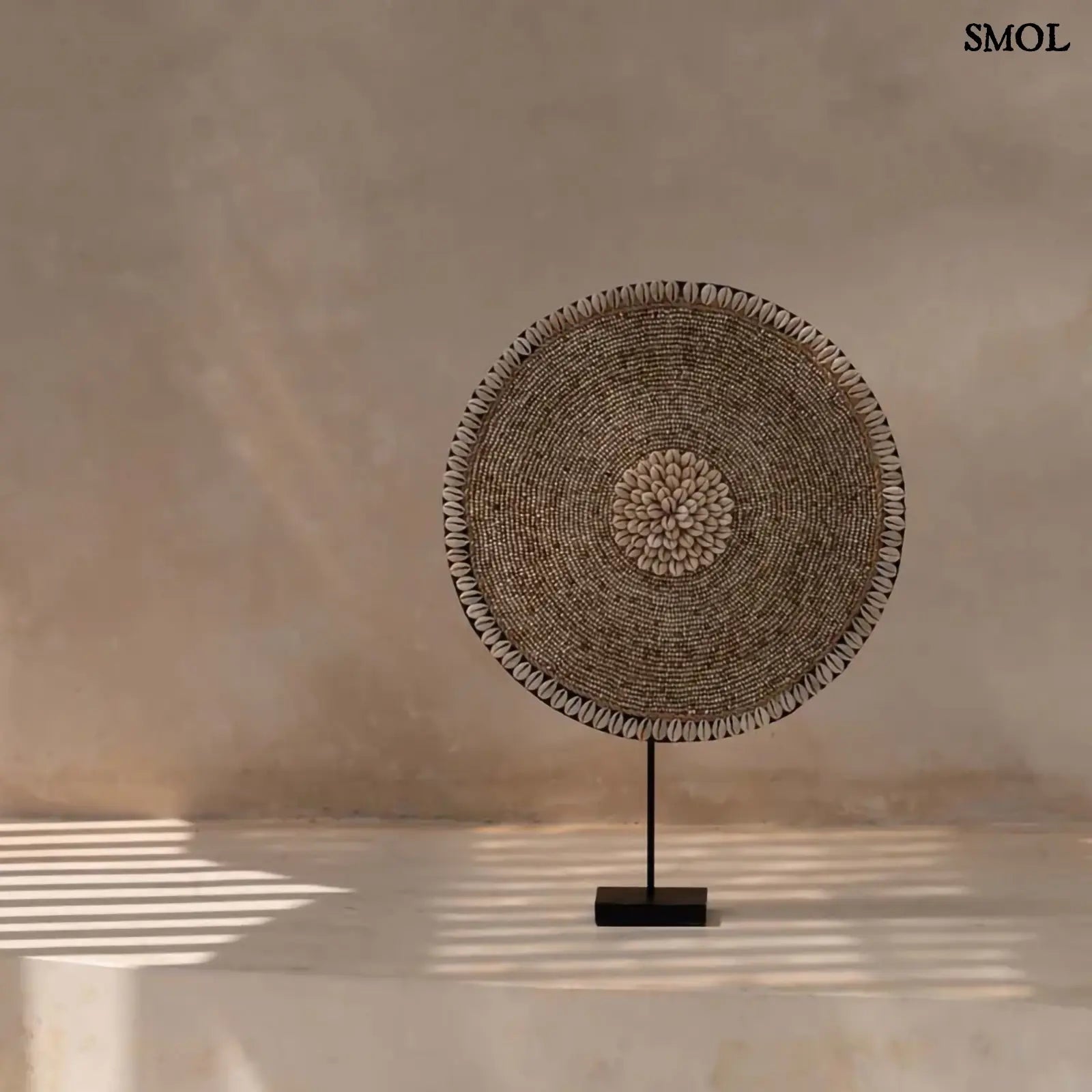 Kagyló dekoráció Guadeloupe, állványon, 55 cm magas, natúr fehér kagylókkal díszítve bézs háttérrel